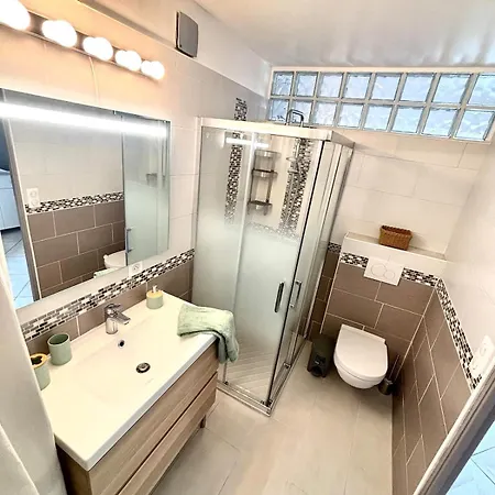 Apartment Beautiful Close To Beaches And Old Antibes